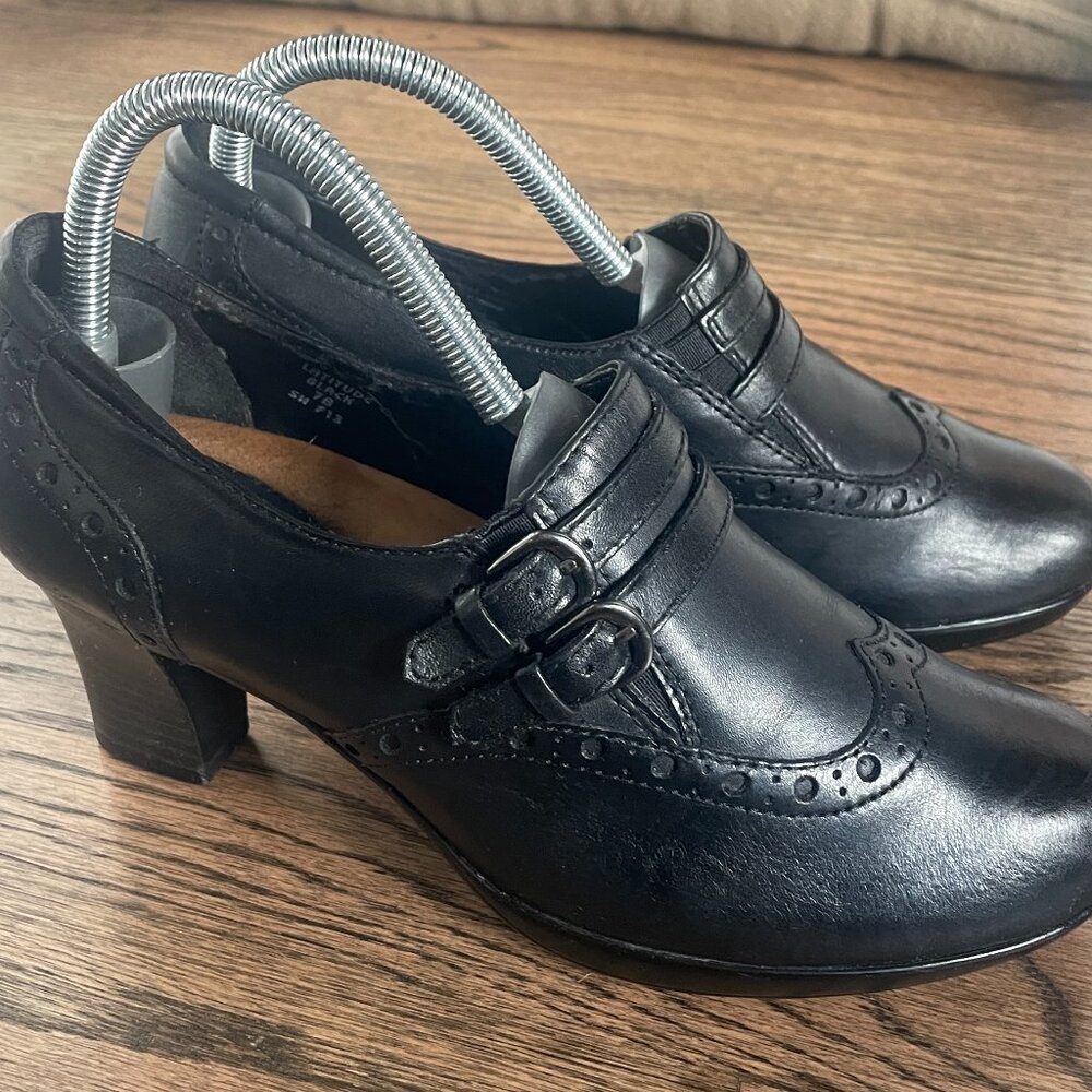 Earth Leather Comfort Heels Black Tooled Details size 7